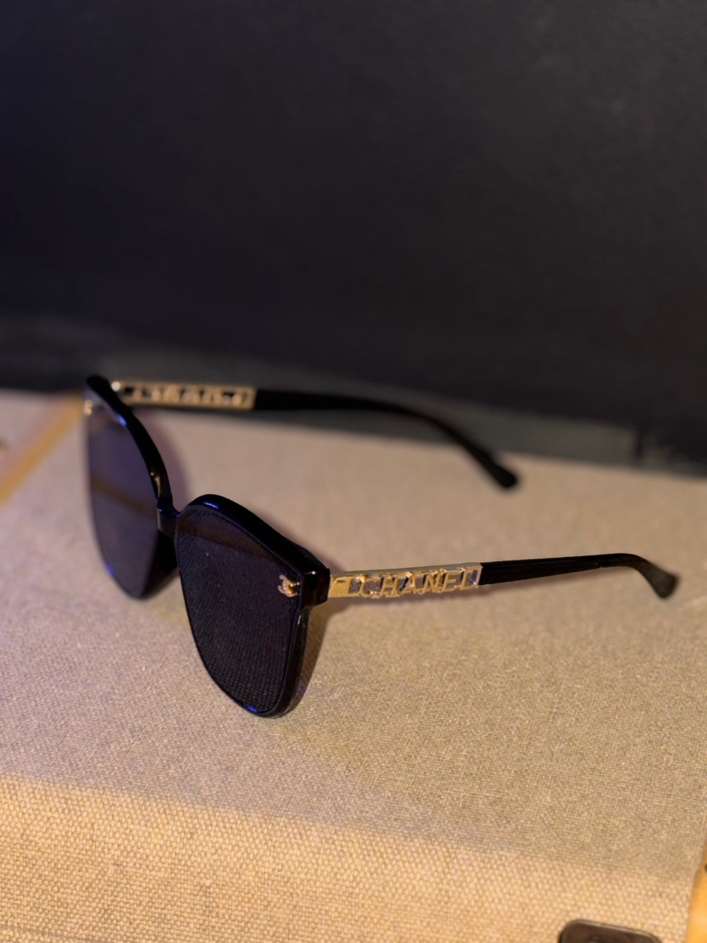 Ces lunettes de soleil, marque Chanel