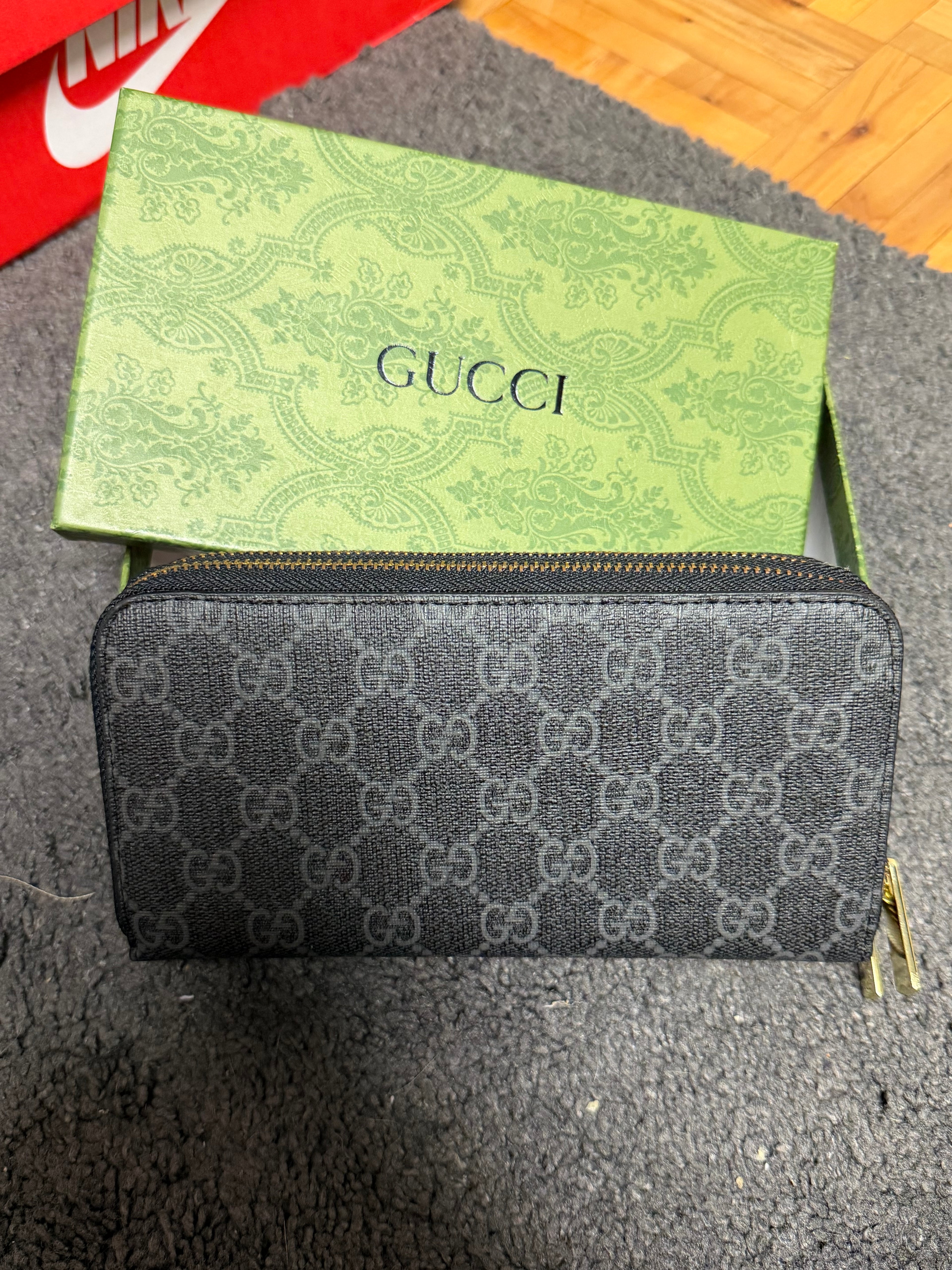 Gucci Essence Classic double Zip Wallet