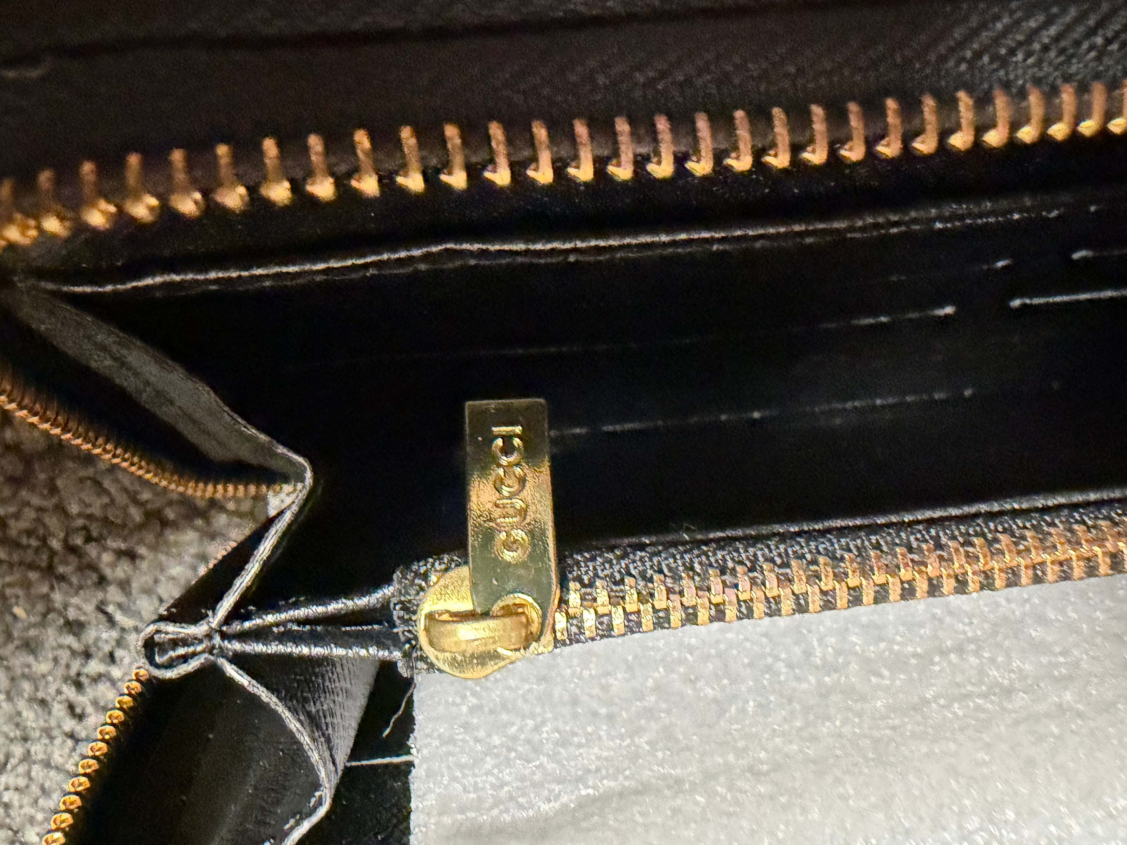 Gucci Essence Classic double Zip Wallet