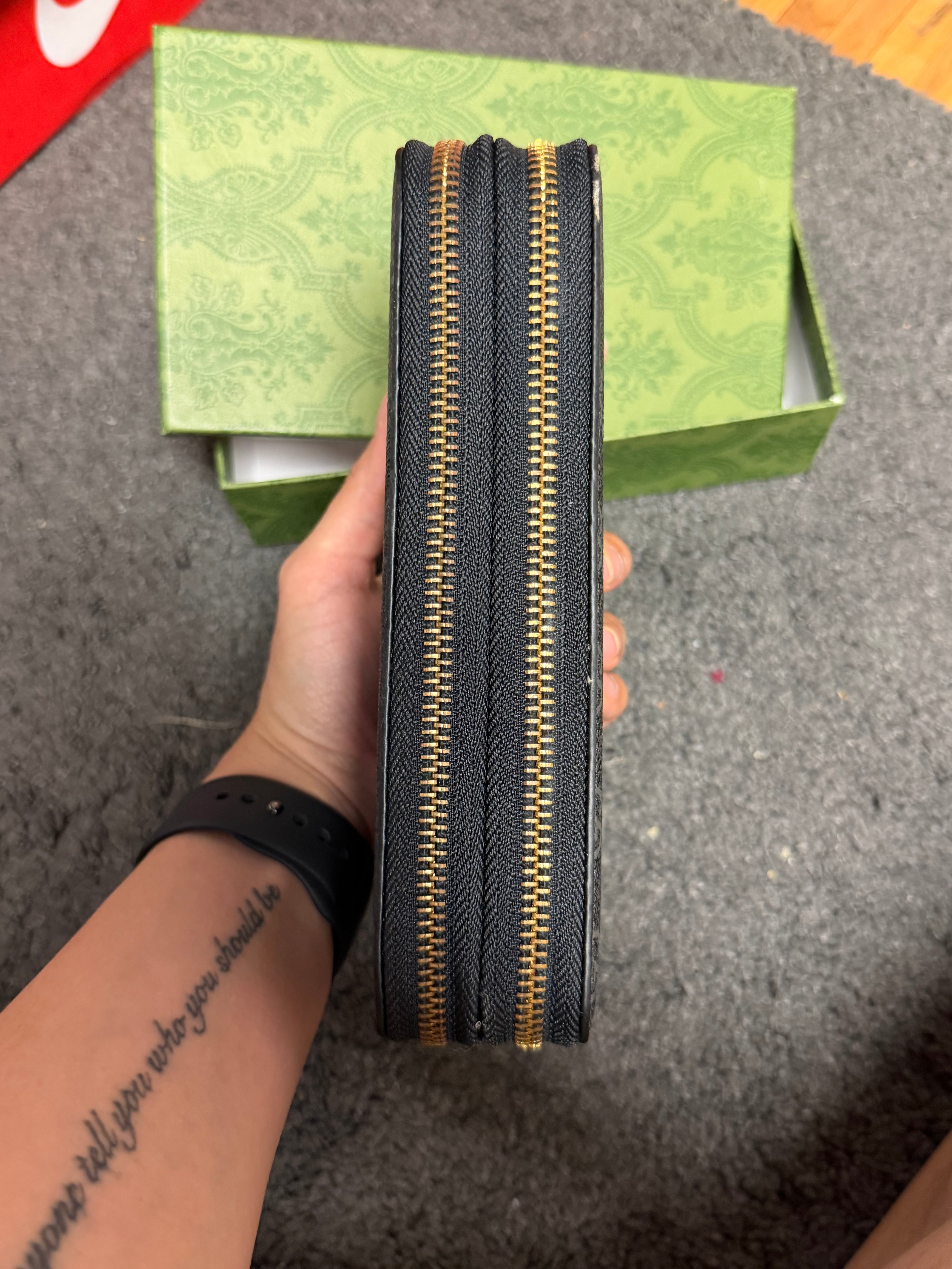 Gucci Essence Classic double Zip Wallet