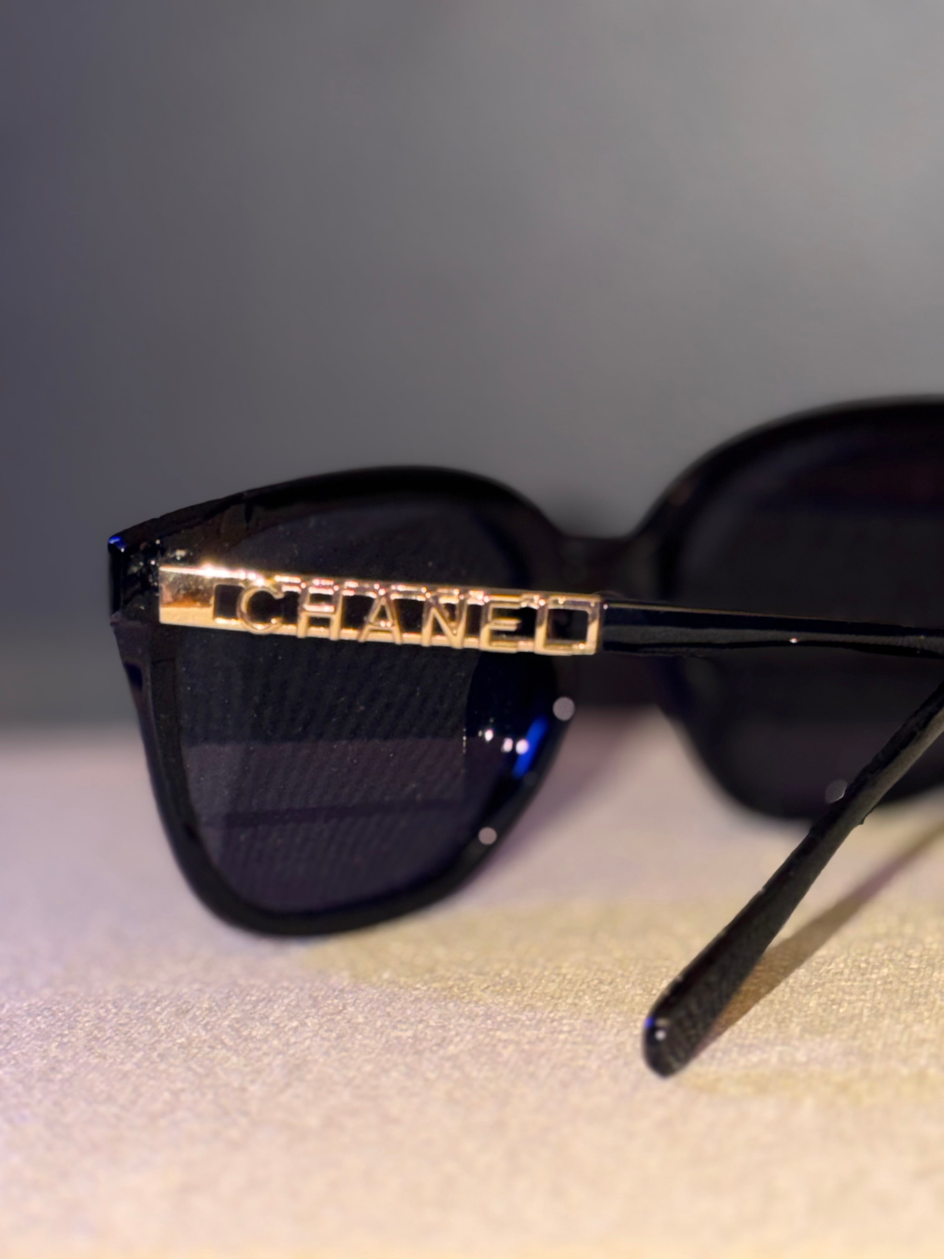 Ces lunettes de soleil, marque Chanel