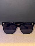 Ces lunettes de soleil, marque Chanel