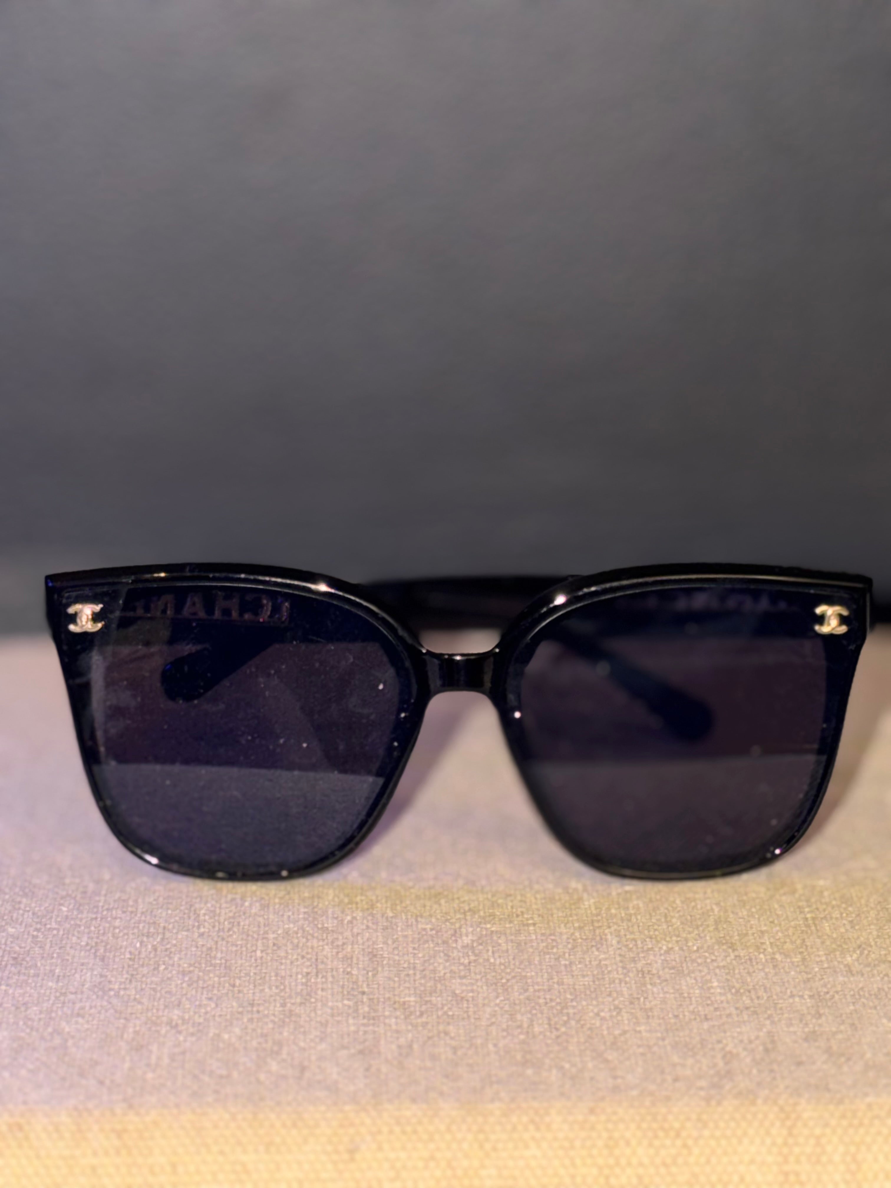Ces lunettes de soleil, marque Chanel